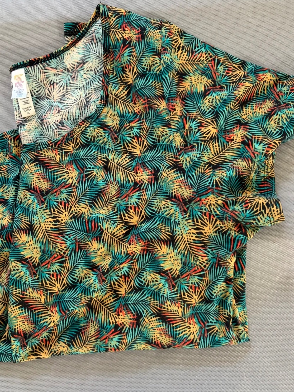 Lularoe women’s top